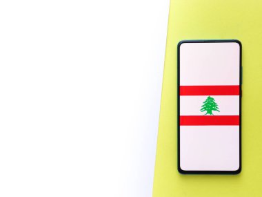 Assam, Hindistan - 8 Ağustos 2020: Lübnan bayrağı telefon ekranında.