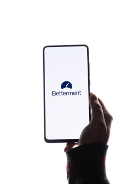 Assam, Hindistan - 19 Şubat 2021: Telefon ekranı görüntüsünde iyileştirme logosu.