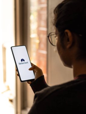 Assam, Hindistan - 19 Şubat 2021: Telefon ekranı görüntüsünde iyileştirme logosu.