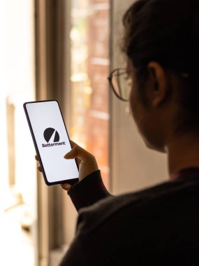 Assam, Hindistan - 19 Şubat 2021: Telefon ekranı görüntüsünde iyileştirme logosu.