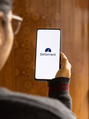 Assam, Hindistan - 19 Şubat 2021: Telefon ekranı görüntüsünde iyileştirme logosu.