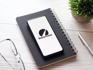 Assam, Hindistan - 19 Şubat 2021: Telefon ekranı görüntüsünde iyileştirme logosu.