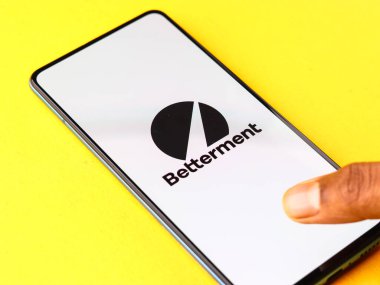 Assam, Hindistan - 19 Şubat 2021: Telefon ekranı görüntüsünde iyileştirme logosu.