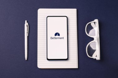 Assam, Hindistan - 19 Şubat 2021: Telefon ekranı görüntüsünde iyileştirme logosu.