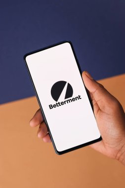 Assam, Hindistan - 19 Şubat 2021: Telefon ekranı görüntüsünde iyileştirme logosu.