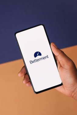 Assam, Hindistan - 19 Şubat 2021: Telefon ekranı görüntüsünde iyileştirme logosu.