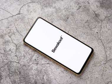 Assam, Hindistan - 12 Eylül 2020: Telefon ekranında Bewakoof logosu.