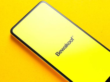 Assam, Hindistan - 12 Eylül 2020: Telefon ekranında Bewakoof logosu.