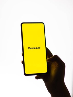 Assam, Hindistan - 12 Eylül 2020: Telefon ekranında Bewakoof logosu.