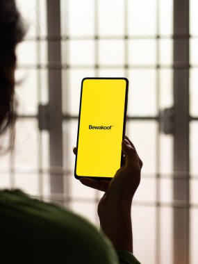 Assam, Hindistan - 12 Eylül 2020: Telefon ekranında Bewakoof logosu.