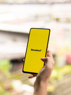 Assam, Hindistan - 12 Eylül 2020: Telefon ekranında Bewakoof logosu.