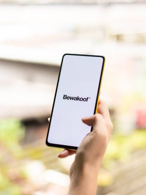 Assam, Hindistan - 12 Eylül 2020: Telefon ekranında Bewakoof logosu.