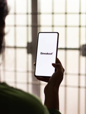 Assam, Hindistan - 12 Eylül 2020: Telefon ekranında Bewakoof logosu.