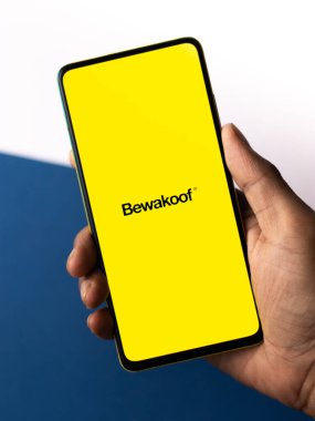Assam, Hindistan - 12 Eylül 2020: Telefon ekranında Bewakoof logosu.