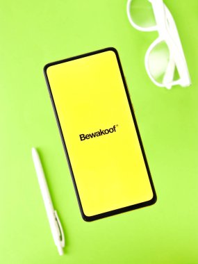 Assam, Hindistan - 12 Eylül 2020: Telefon ekranında Bewakoof logosu.