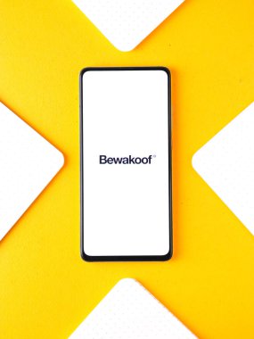 Assam, Hindistan - 12 Eylül 2020: Telefon ekranında Bewakoof logosu.
