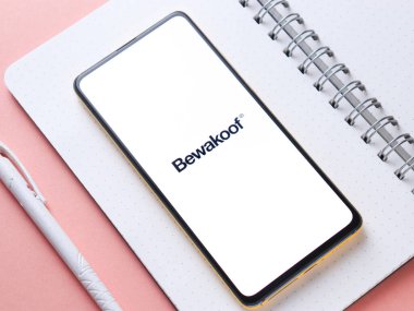 Assam, Hindistan - 12 Eylül 2020: Telefon ekranında Bewakoof logosu.