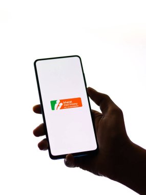 Assam, Hindistan - 6 Eylül 2020: Telefon ekranında Bharat evlilik logosu.