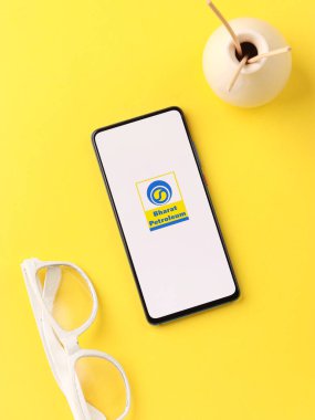 Assam, Hindistan - 19 Nisan 2021: Telefon ekranında Bharat Petroleum logosu.