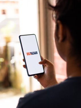 Assam, Hindistan - 27 Ağustos 2020: Telefon ekranında büyük pazar logosu.