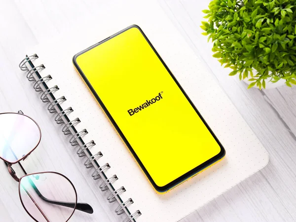 Assam, Hindistan - 12 Eylül 2020: Telefon ekranında Bewakoof logosu.