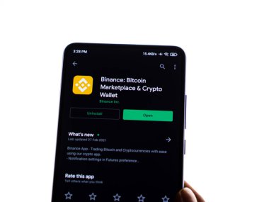 Assam, Hindistan - 10 Mart 2021: Telefon ekranı görüntüsünde Binance logosu.