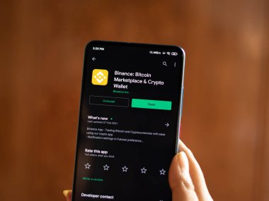 Assam, Hindistan - 10 Mart 2021: Telefon ekranı görüntüsünde Binance logosu.