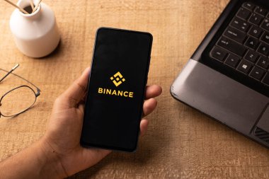 Assam, Hindistan - 10 Mart 2021: Telefon ekranı görüntüsünde Binance logosu.