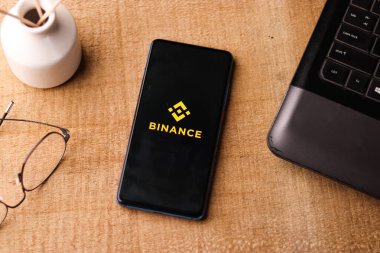 Assam, Hindistan - 10 Mart 2021: Telefon ekranı görüntüsünde Binance logosu.