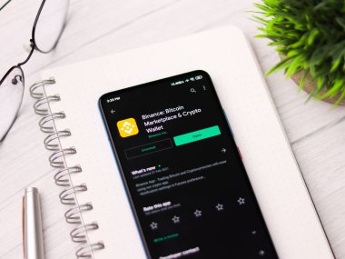 Assam, Hindistan - 10 Mart 2021: Telefon ekranı görüntüsünde Binance logosu.