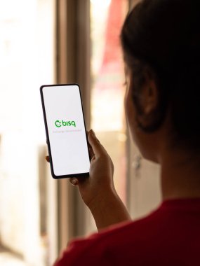 Assam, Hindistan - 10 Mart 2021: Telefon ekranında Bisq logosu.