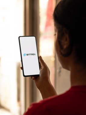 Assam, Hindistan - 10 Mart 2021: Telefon ekranı görüntüsünde Bittrex logosu.