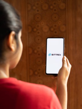 Assam, Hindistan - 10 Mart 2021: Telefon ekranı görüntüsünde Bittrex logosu.