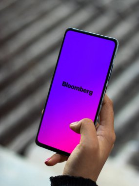 Assam, Hindistan - 29 Kasım 2020: Bloomberg logosu telefon ekranı görüntüsü.