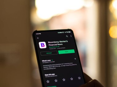 Assam, Hindistan - 29 Kasım 2020: Bloomberg logosu telefon ekranı görüntüsü.