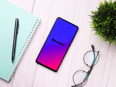 Assam, Hindistan - 29 Kasım 2020: Bloomberg logosu telefon ekranı görüntüsü.