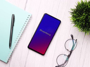 Assam, Hindistan - 29 Kasım 2020: Bloomberg logosu telefon ekranı görüntüsü.