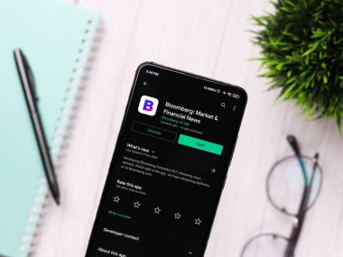 Assam, Hindistan - 29 Kasım 2020: Bloomberg logosu telefon ekranı görüntüsü.