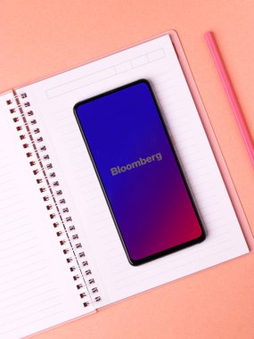 Assam, Hindistan - 29 Kasım 2020: Bloomberg logosu telefon ekranı görüntüsü.