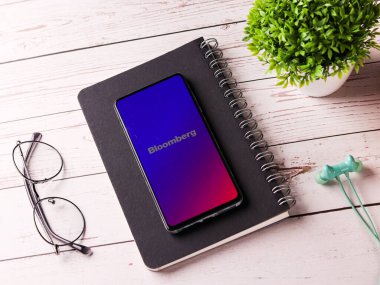 Assam, Hindistan - 29 Kasım 2020: Bloomberg logosu telefon ekranı görüntüsü.