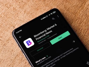 Assam, Hindistan - 29 Kasım 2020: Bloomberg logosu telefon ekranı görüntüsü.