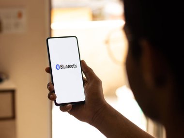 Assam, Hindistan - 10 Nisan 2021: Telefon ekranındaki Bluetooth logosu.