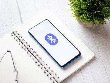 Assam, Hindistan - 10 Nisan 2021: Telefon ekranındaki Bluetooth logosu.