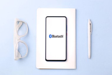 Assam, Hindistan - 10 Nisan 2021: Telefon ekranındaki Bluetooth logosu.