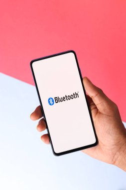 Assam, Hindistan - 10 Nisan 2021: Telefon ekranındaki Bluetooth logosu.