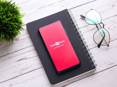 Assam, Hindistan - 22 Ağustos 2020: Telefon ekranında Bookmyshow uygulama logosu.