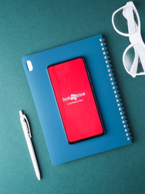 Assam, Hindistan - 22 Ağustos 2020: Telefon ekranında Bookmyshow uygulama logosu.