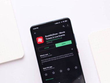 Assam, Hindistan - 22 Ağustos 2020: Telefon ekranında Bookmyshow uygulama logosu.