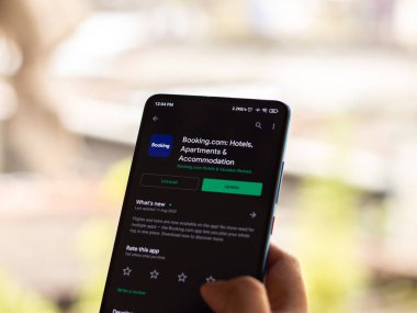 Assam, Hindistan - 22 Ağustos 2020: Telefon ekranında Booking.com logosu.