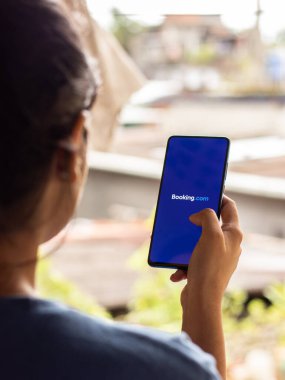 Assam, Hindistan - 22 Ağustos 2020: Telefon ekranında Booking.com logosu.